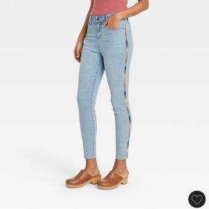 Super cute embroidered skinny’s